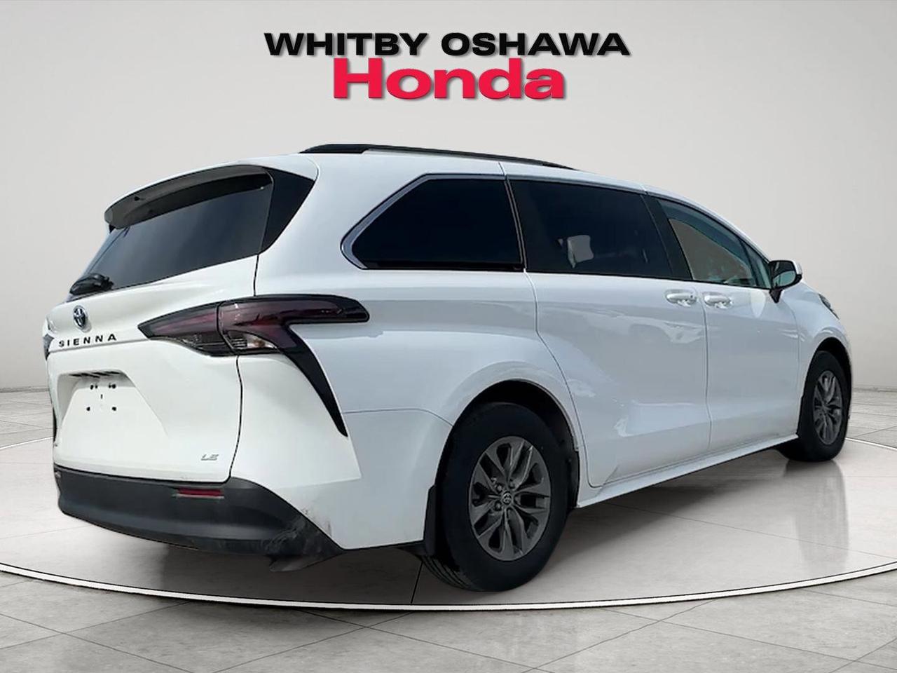2025 Toyota Sienna LE Photo
