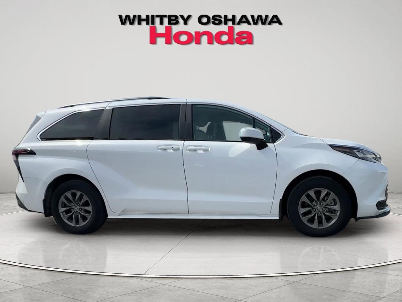 2025 Toyota Sienna LE Photo