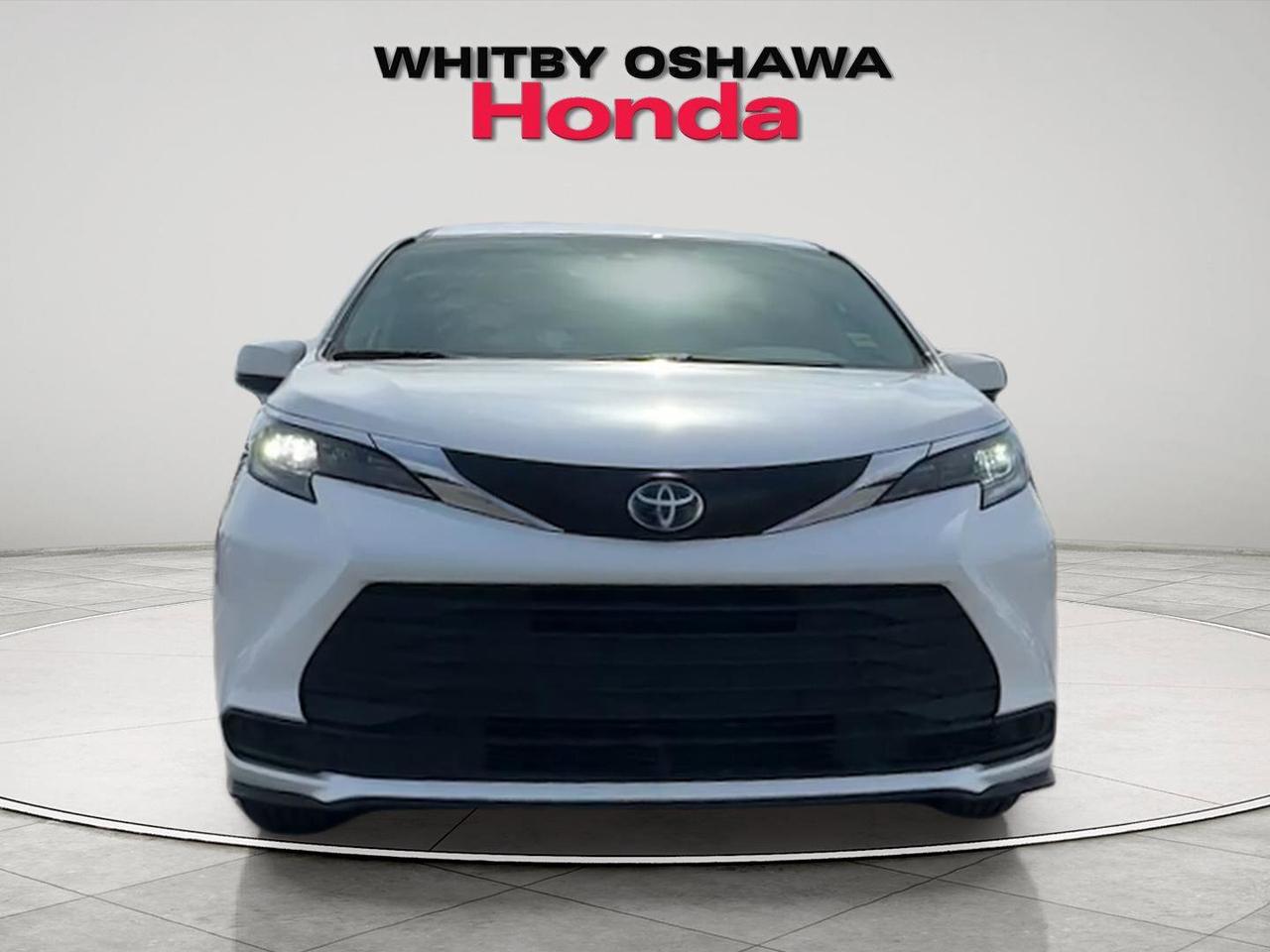 2025 Toyota Sienna LE Photo