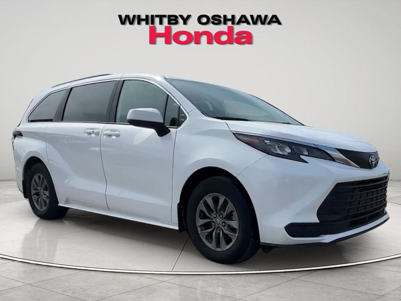 2025 Toyota Sienna LE Photo