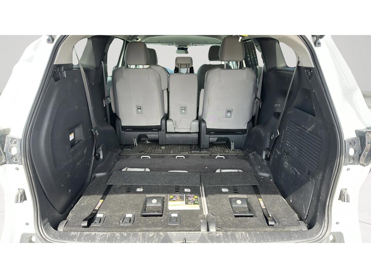 2025 Toyota Sienna LE Photo