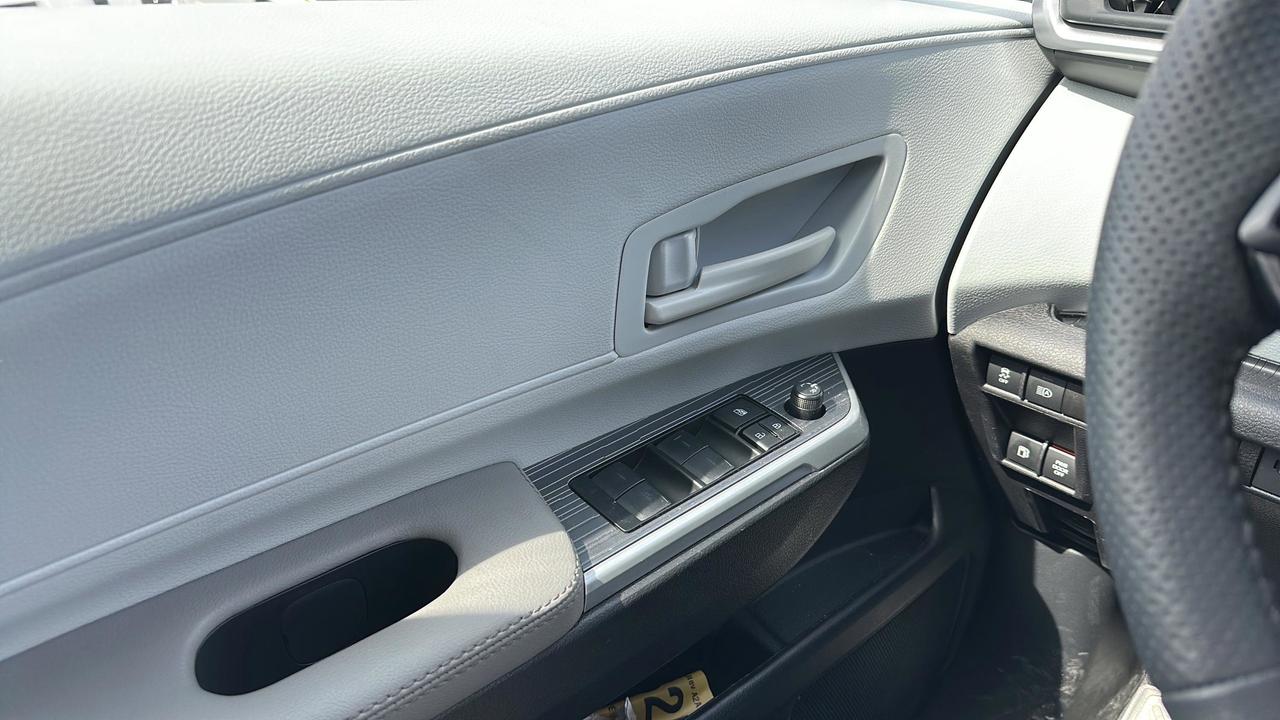 2025 Toyota Sienna LE Photo