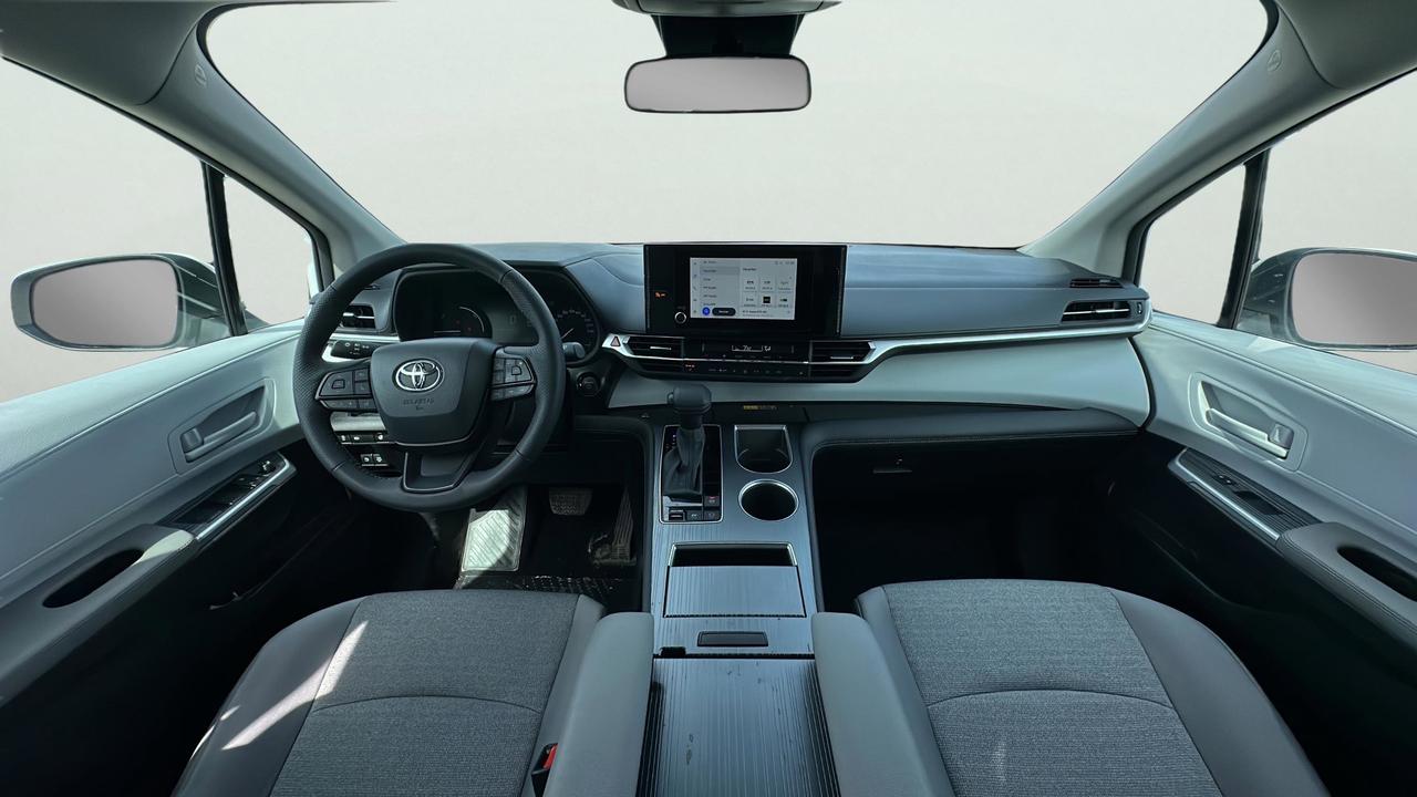 2025 Toyota Sienna LE Photo
