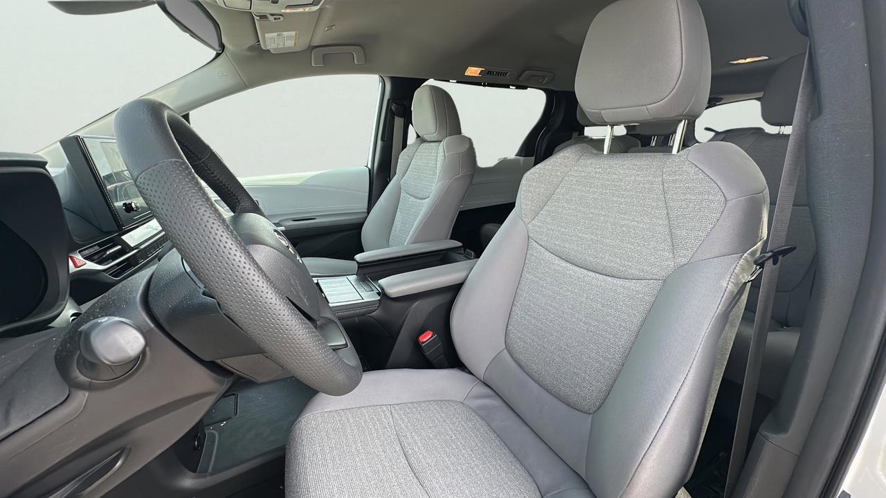 2025 Toyota Sienna LE Photo