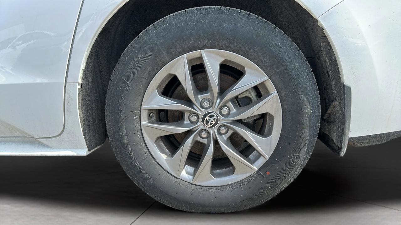 2025 Toyota Sienna LE Photo