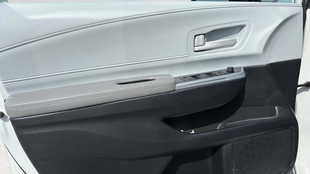 2025 Toyota Sienna LE Photo