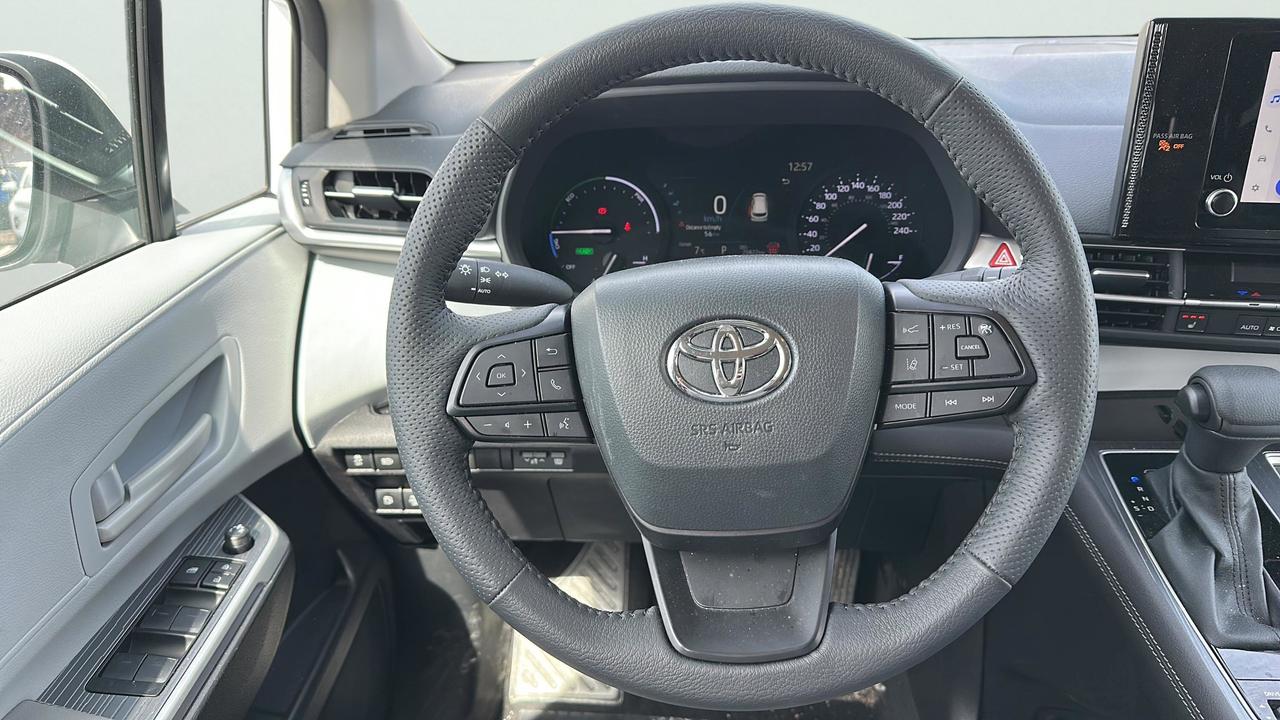 2025 Toyota Sienna LE Photo