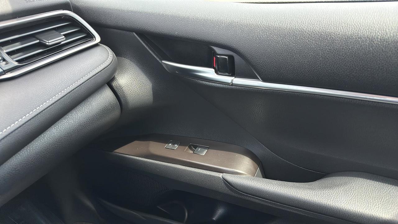 2024 Toyota Camry SE Photo