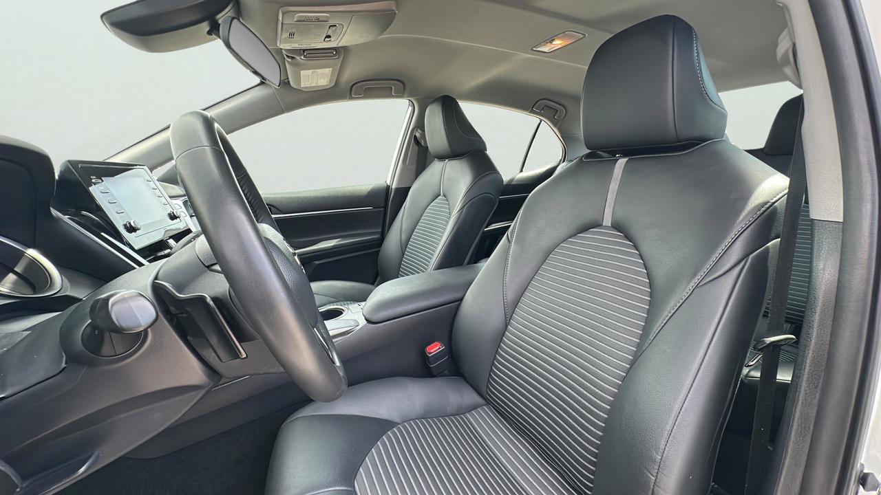 2024 Toyota Camry SE Photo