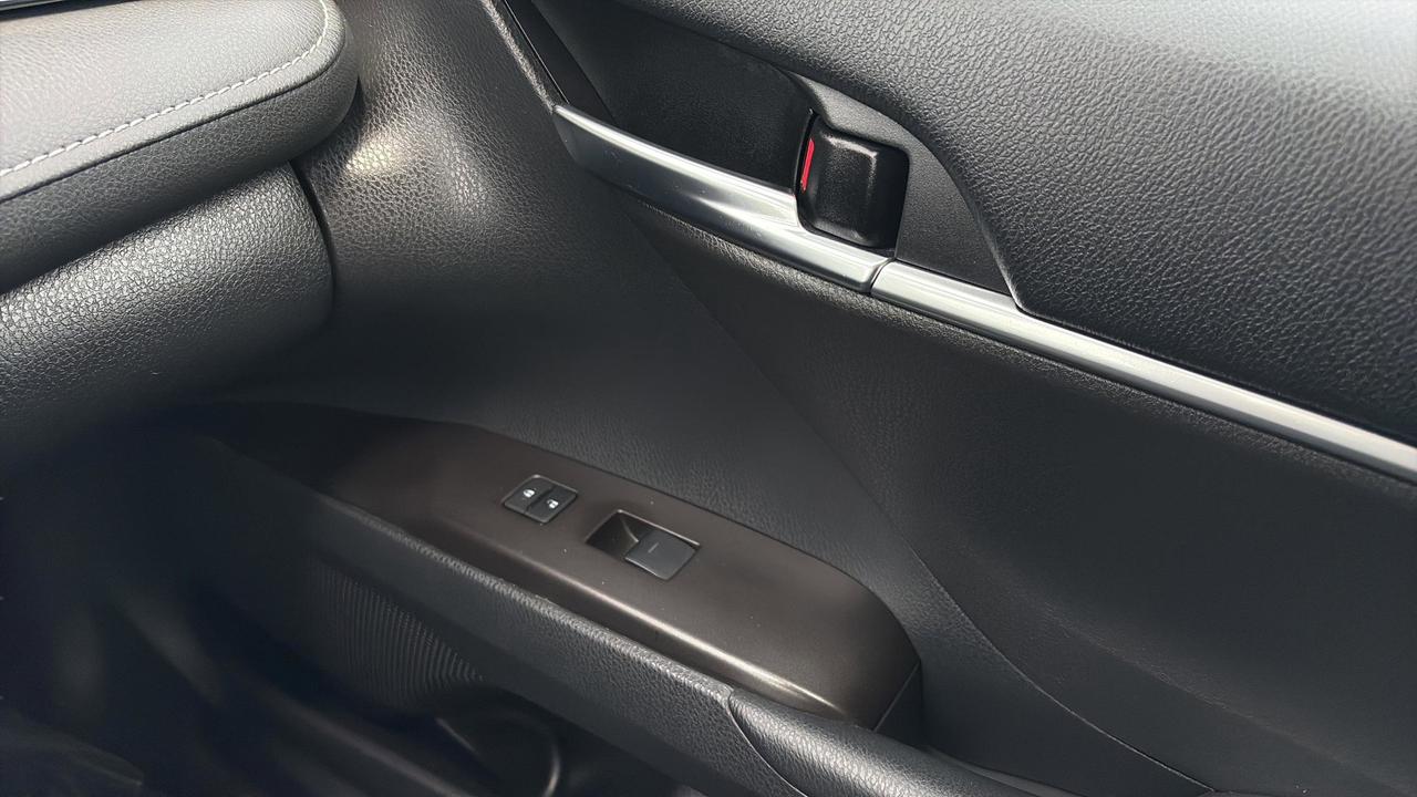 2024 Toyota Camry SE Photo