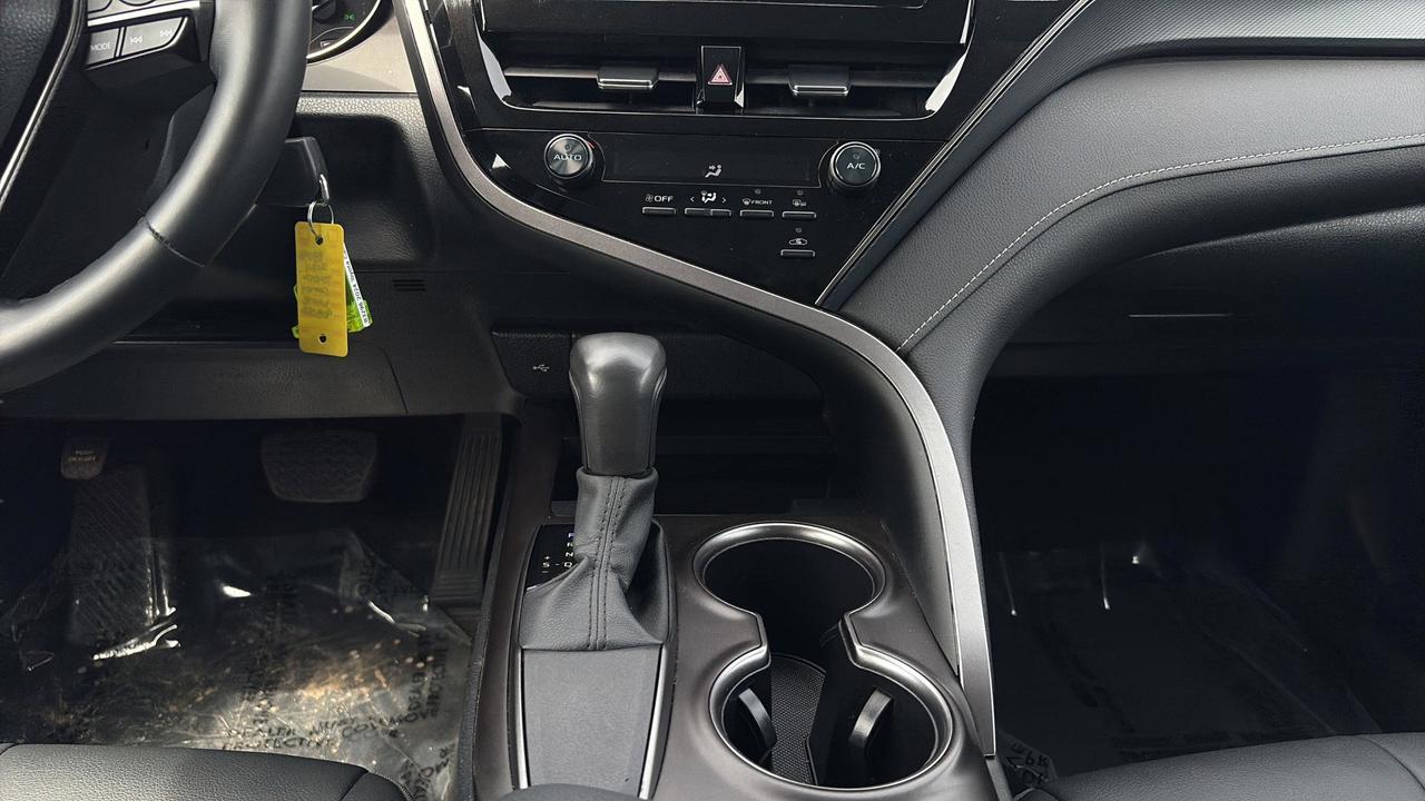 2024 Toyota Camry SE Photo