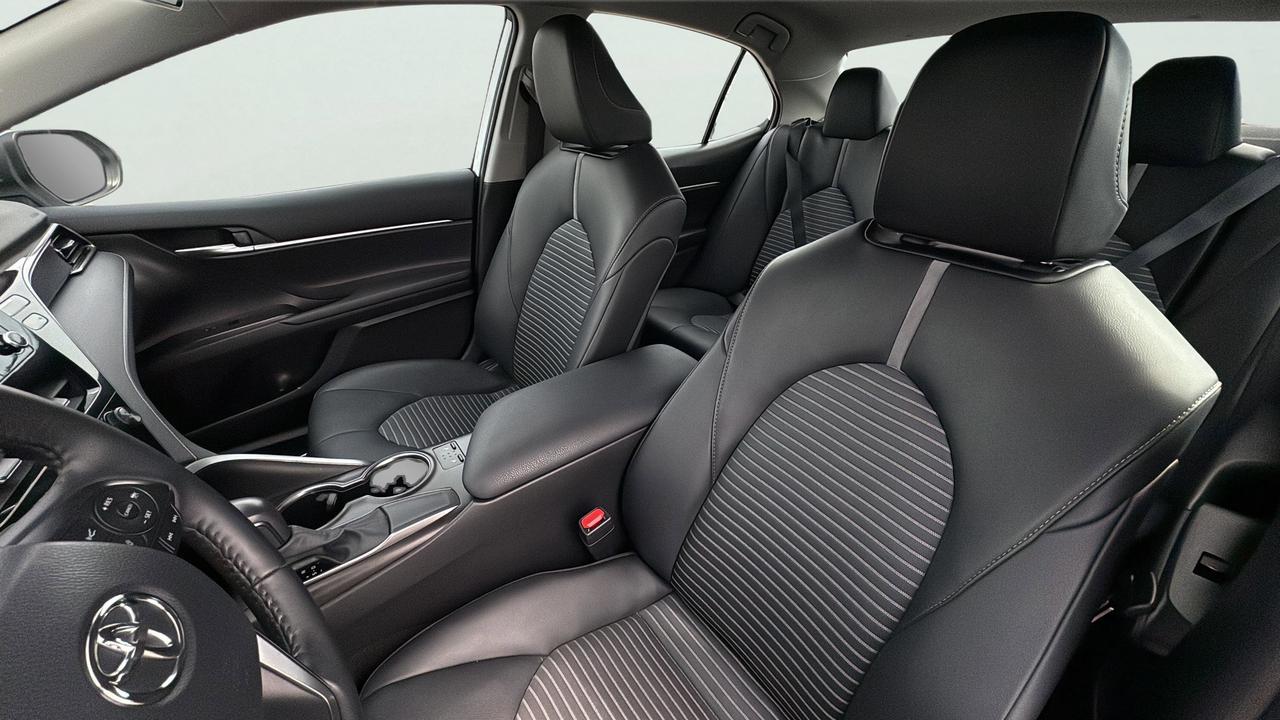 2024 Toyota Camry SE Photo