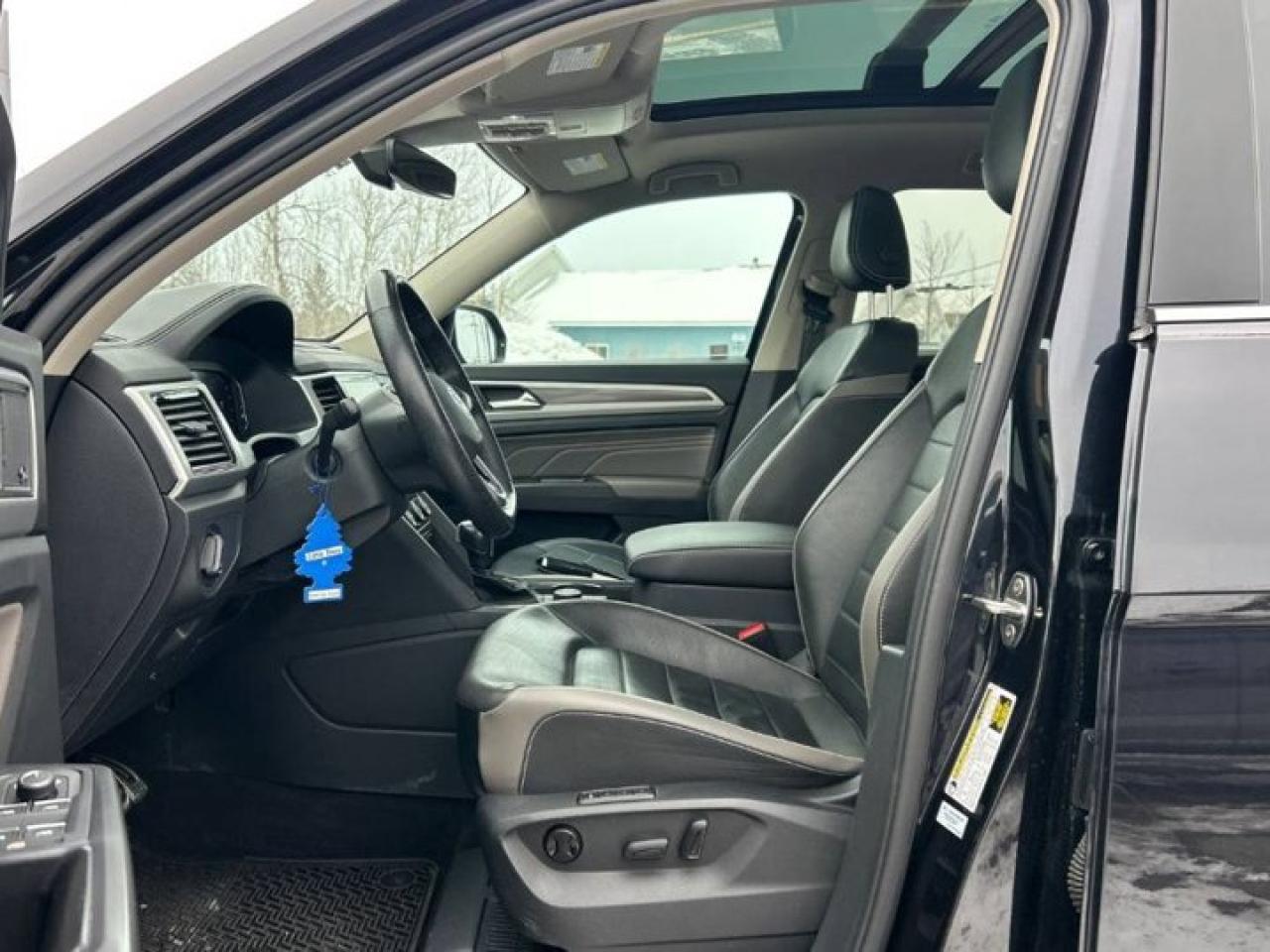 2023 Volkswagen Atlas Execline 4Motion | V6 | Leather | Pano Roof | Heated + Ventilated Seats | Heated Steering & More ! Photo2