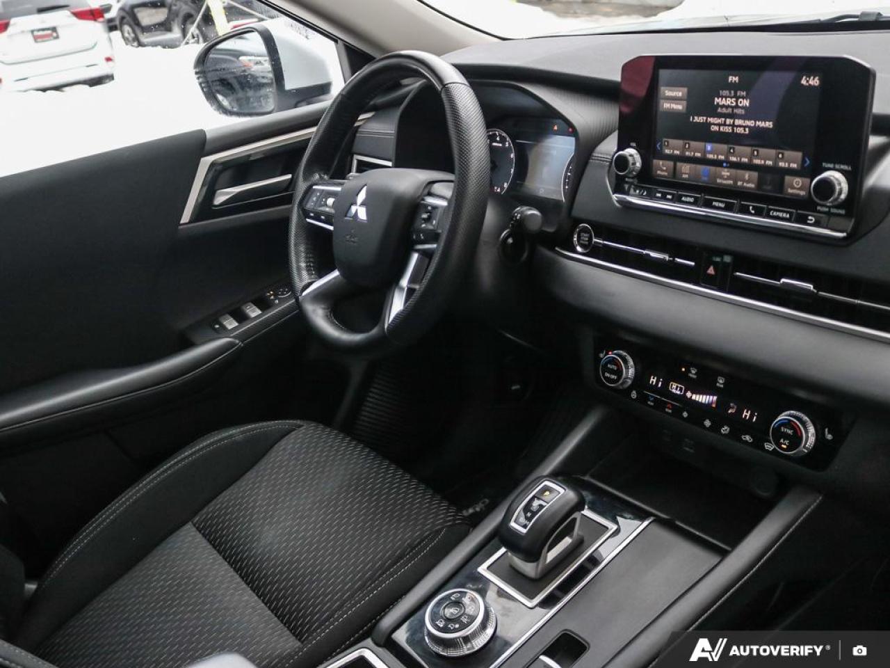 2023 Mitsubishi Outlander SE Photo