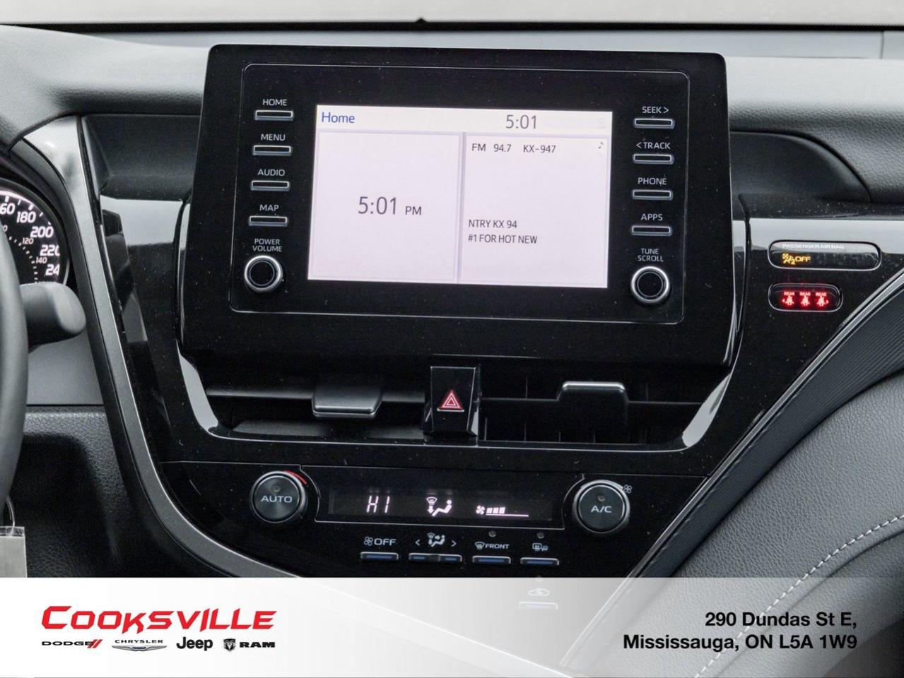 2024 Toyota Camry SE Photo