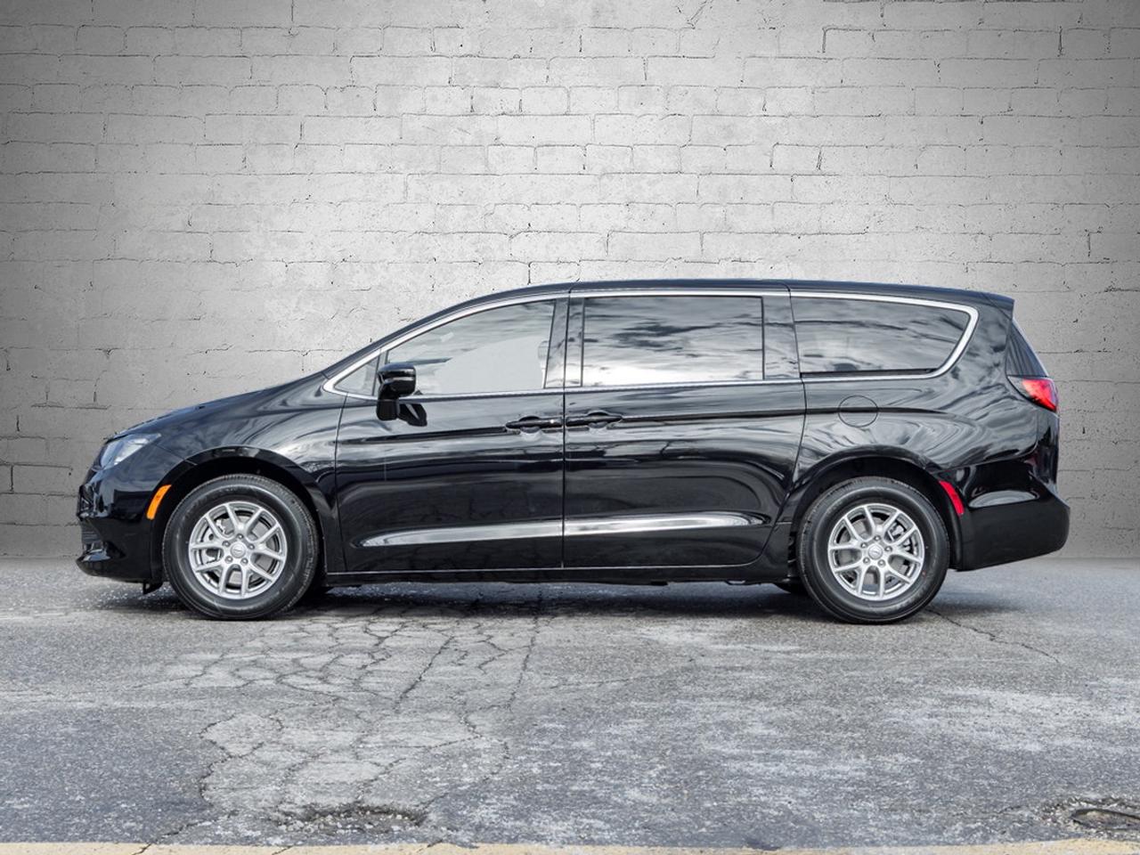 2026 Chrysler Grand Caravan SXT Photo2