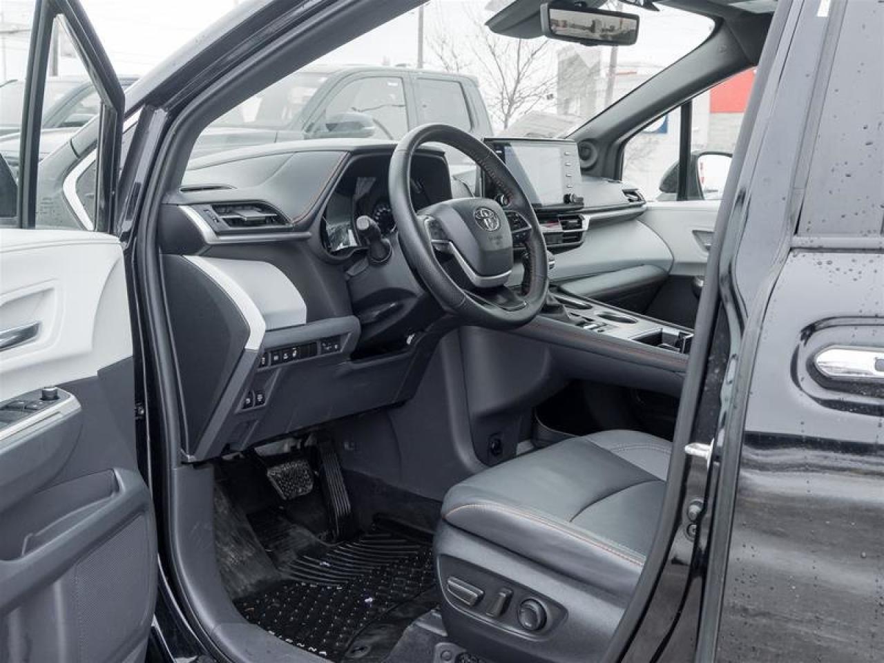 2024 Toyota Sienna Hybrid Sienna XSE AWD 7-Pass Photo