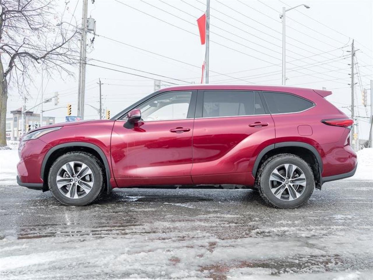 2022 Toyota Highlander XLE AWD Heated Seats| Backup Camera| Moonroof| Tri-zone Climate| XLE| AWD Photo2