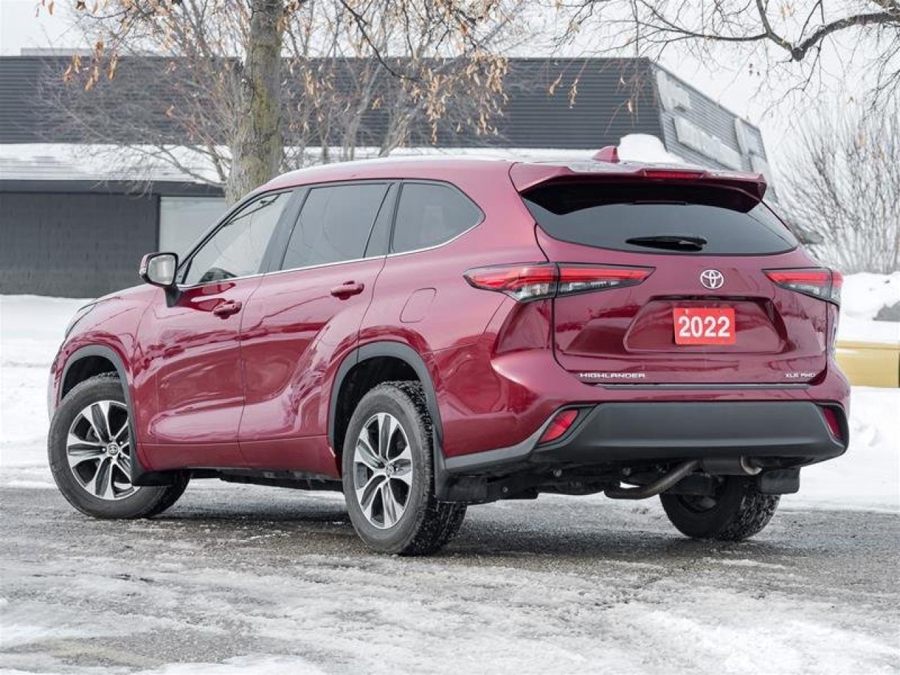 2022 Toyota Highlander XLE AWD Heated Seats| Backup Camera| Moonroof| Tri-zone Climate| XLE| AWD Photo4