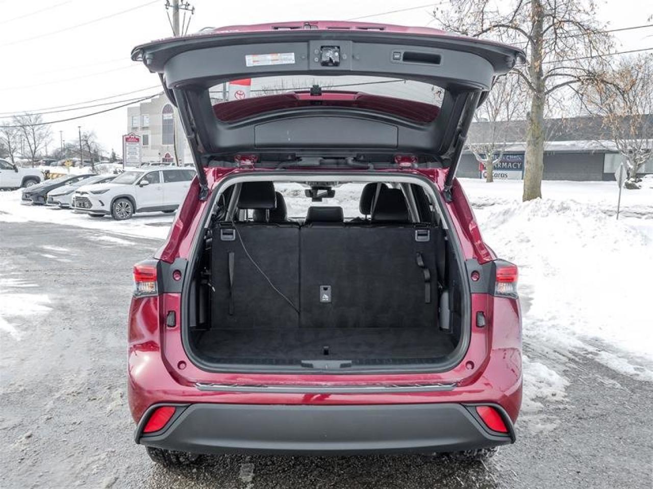 2022 Toyota Highlander XLE AWD Heated Seats| Backup Camera| Moonroof| Tri-zone Climate| XLE| AWD Photo