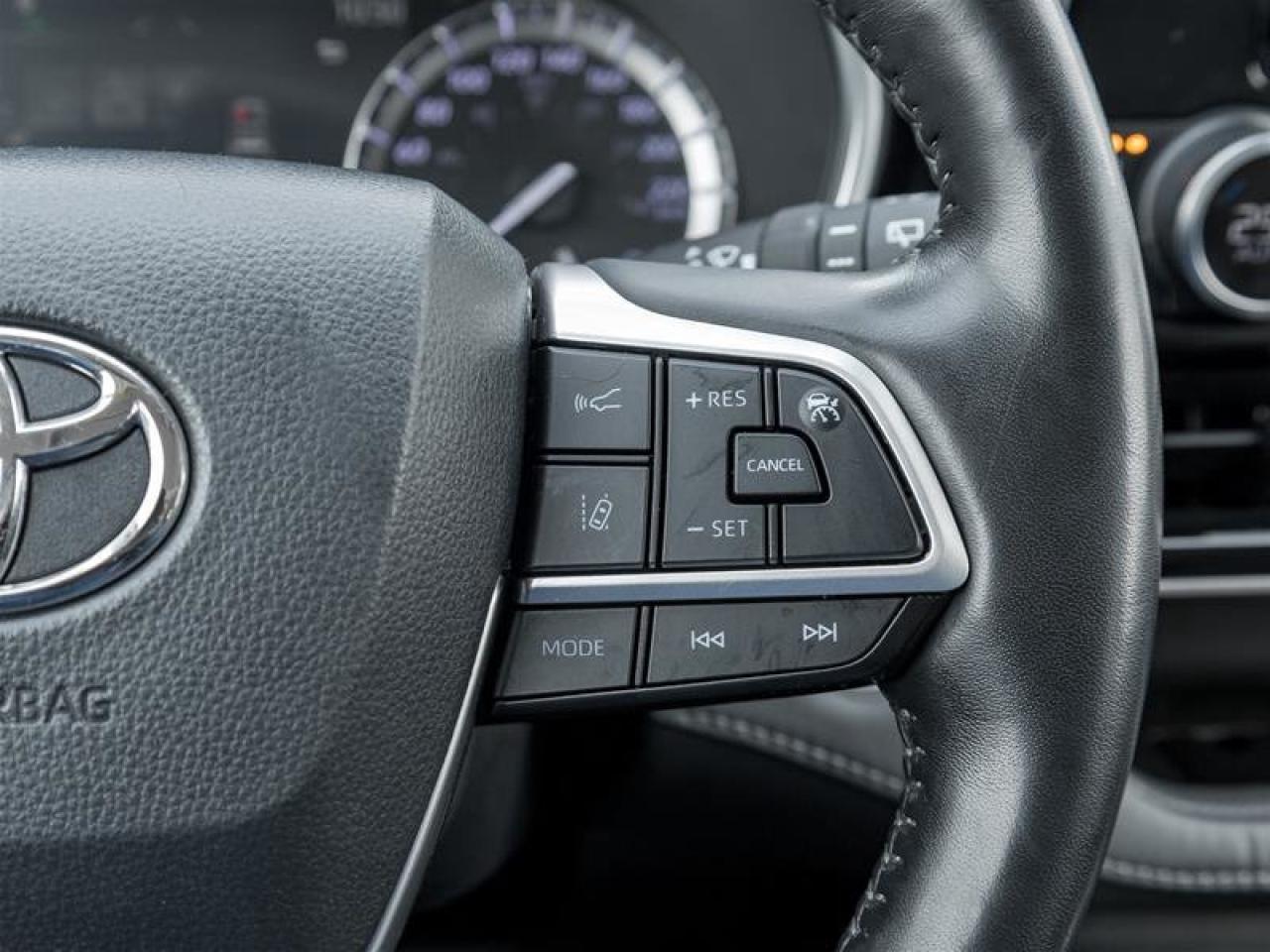 2022 Toyota Highlander XLE AWD Heated Seats| Backup Camera| Moonroof| Tri-zone Climate| XLE| AWD Photo