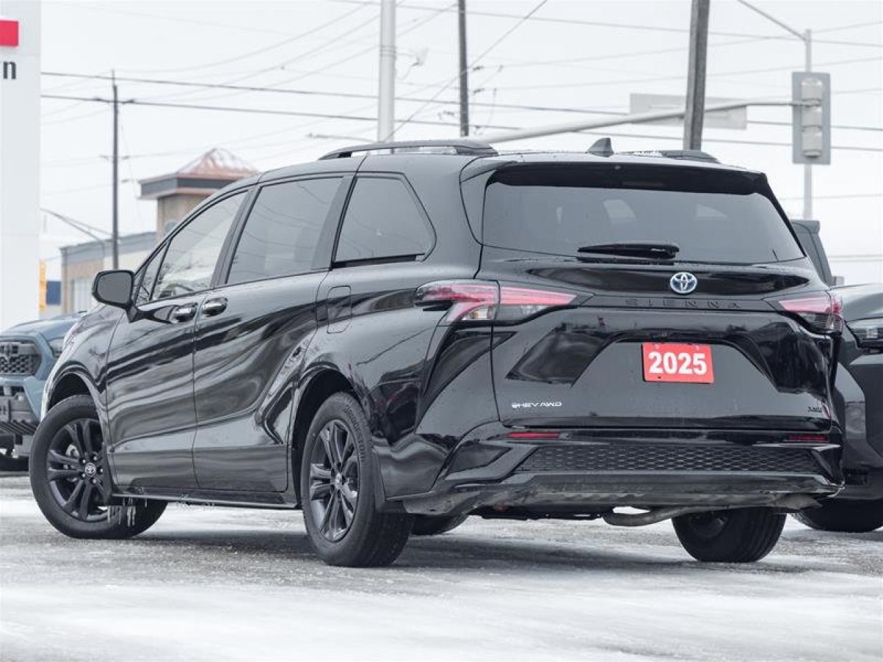 2025 Toyota Sienna Hybrid Sienna XSE AWD 7-Pass Photo4