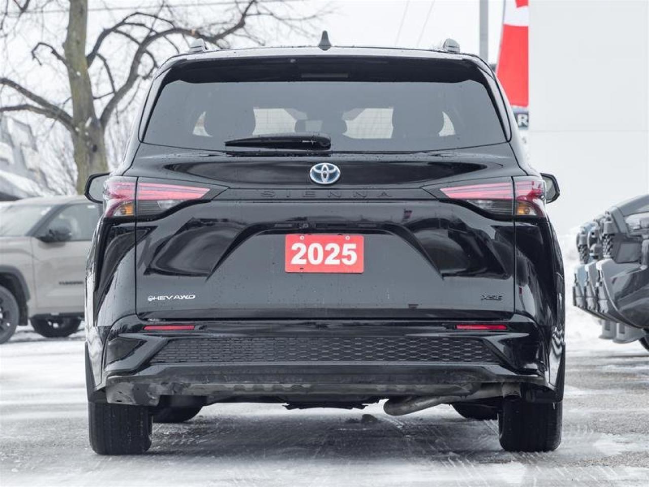 2025 Toyota Sienna Hybrid Sienna XSE AWD 7-Pass Photo