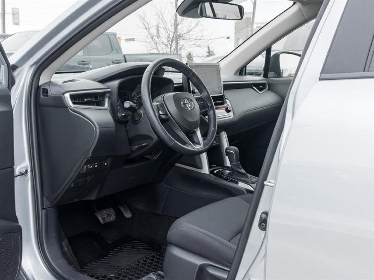 2023 Toyota Corolla Cross LE AWD Photo