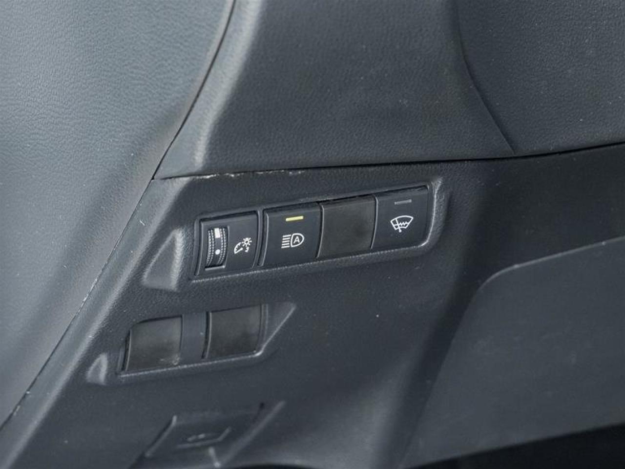 2023 Toyota Corolla Cross LE AWD Photo