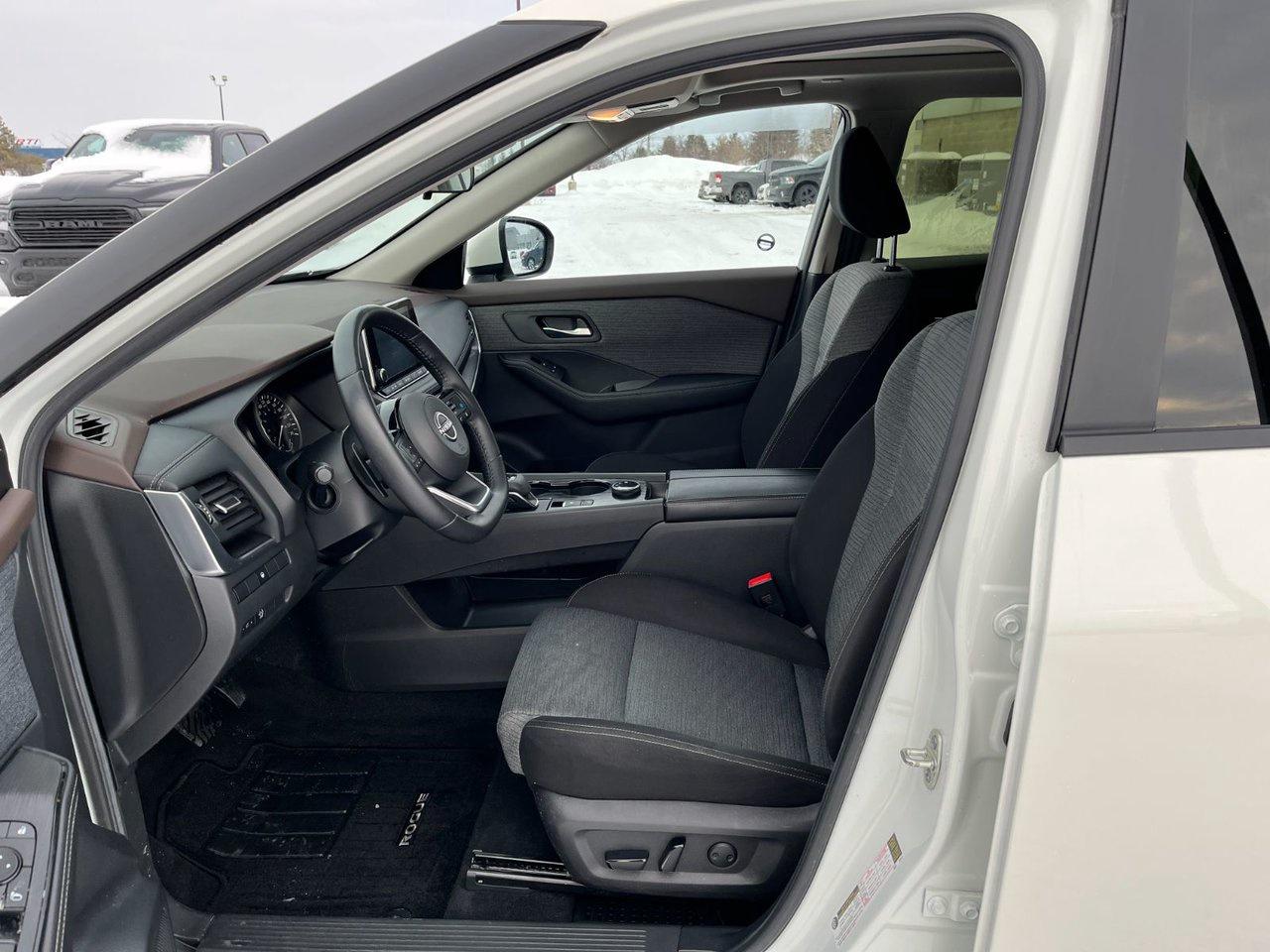 2023 Nissan Rogue SV AWD MOONROOF Photo