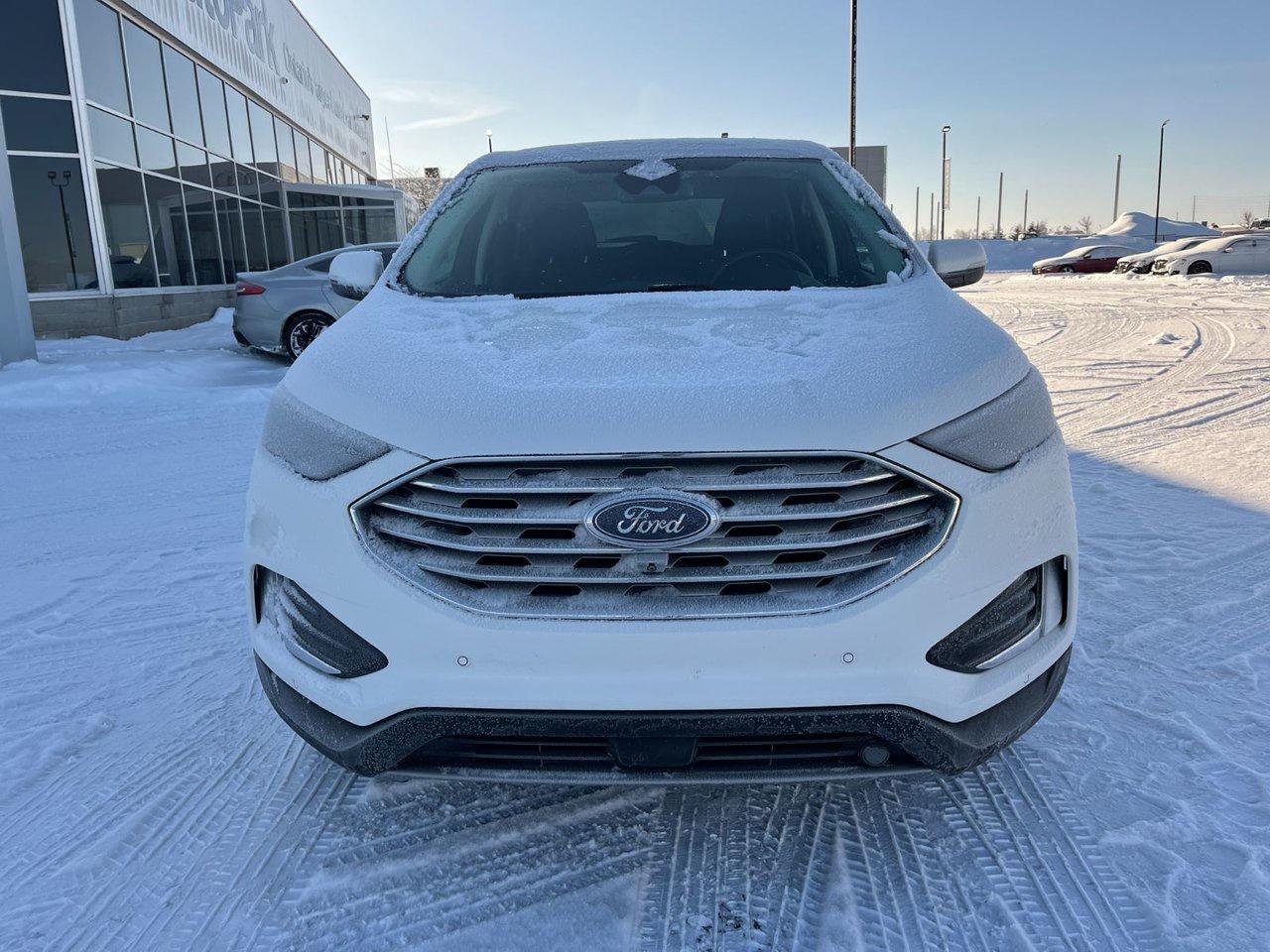 2022 Ford Edge Titanium AWD Photo2