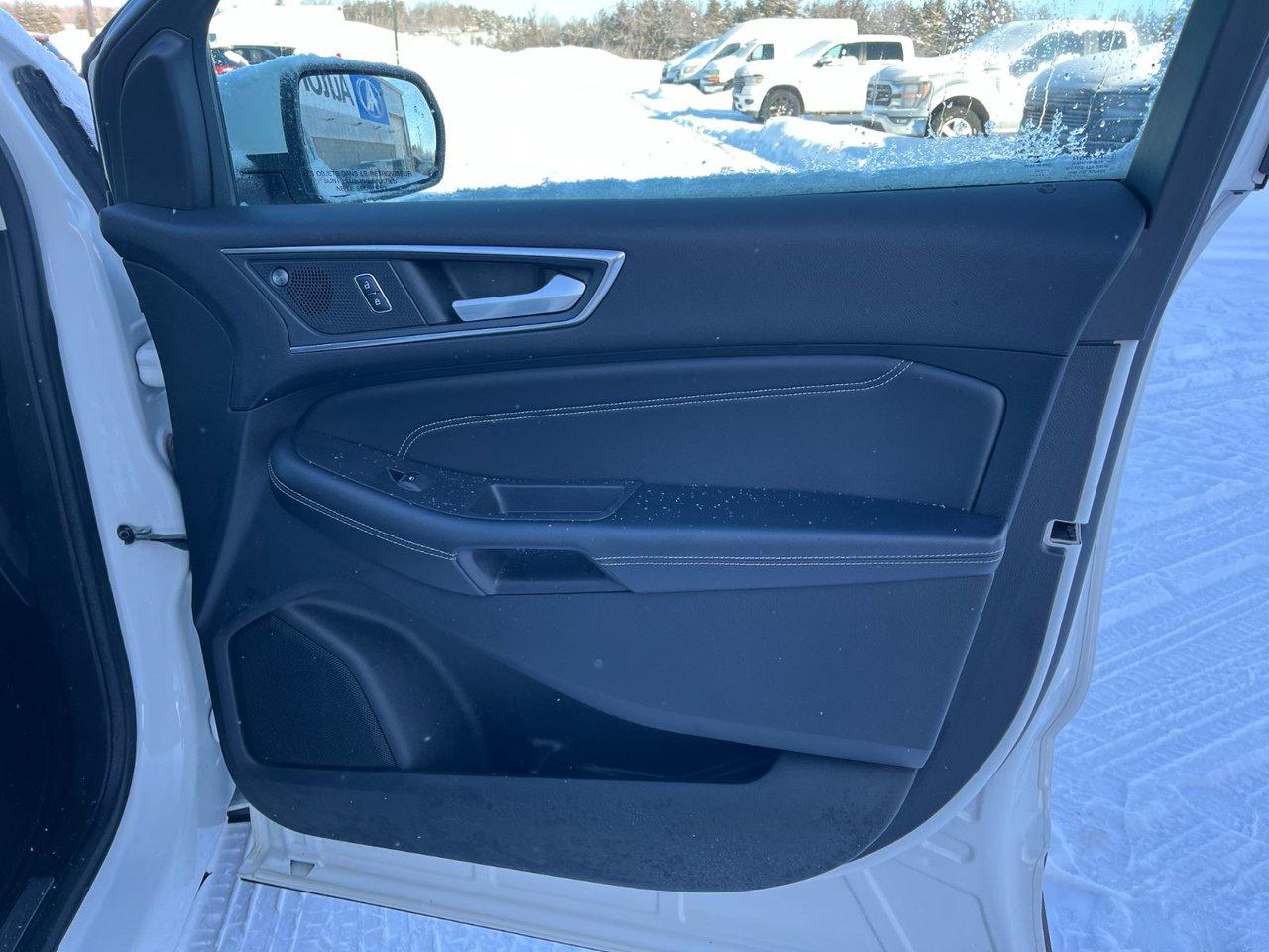 2022 Ford Edge Titanium AWD Photo