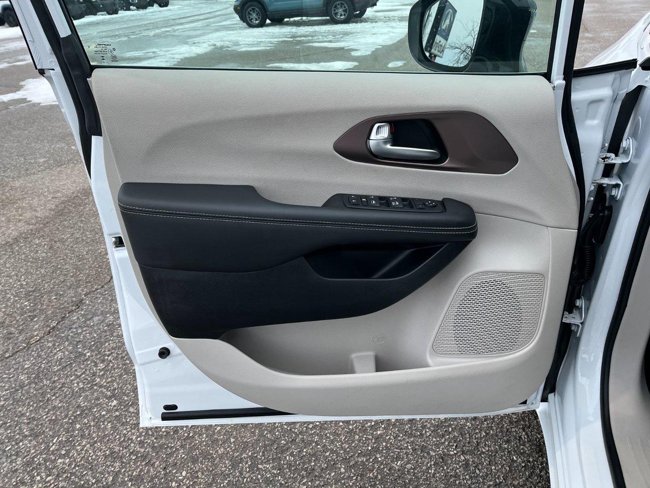 2024 Chrysler Grand Caravan SXT 2WD Photo