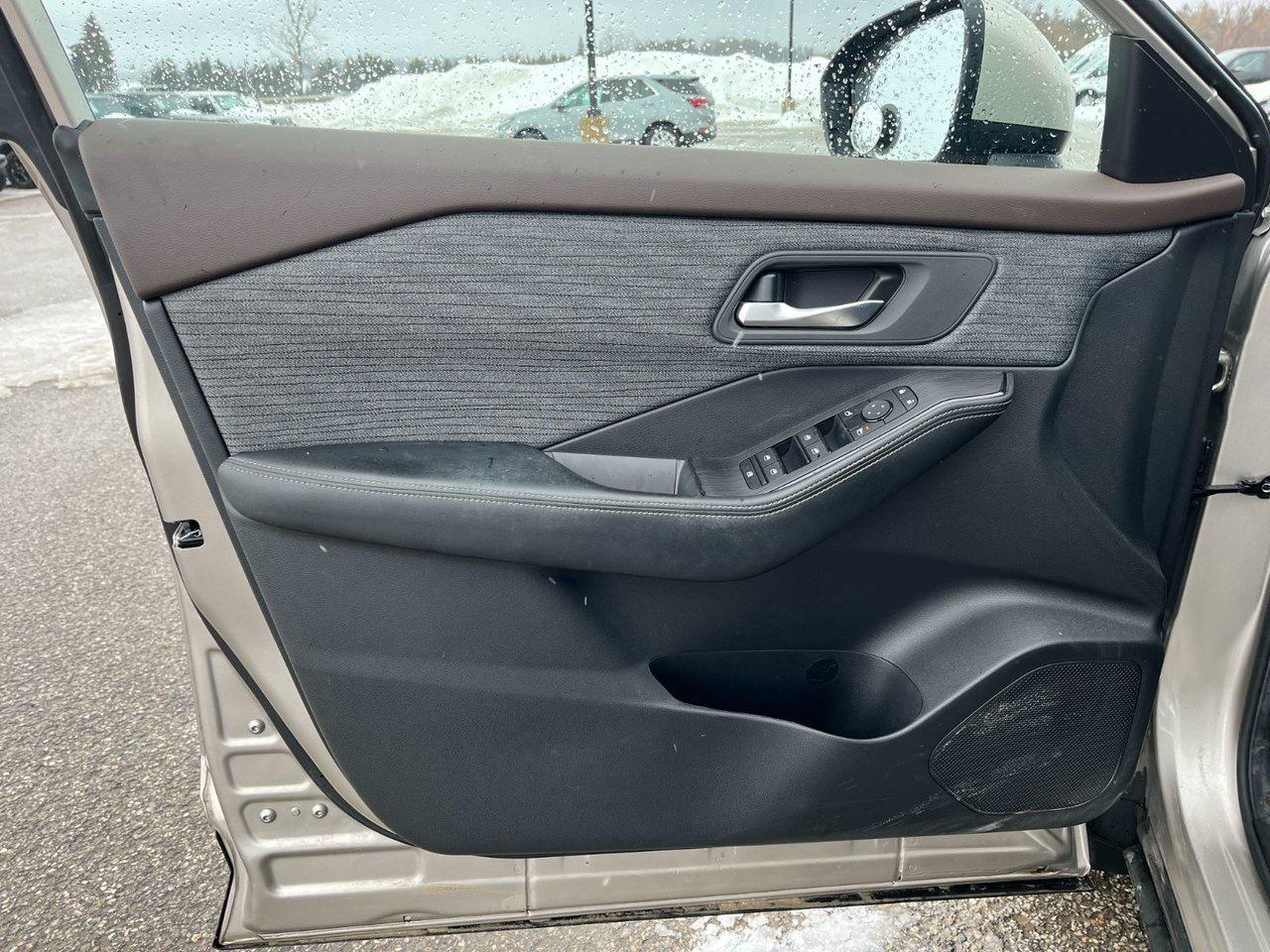 2023 Nissan Rogue SV AWD MOONROOF Photo