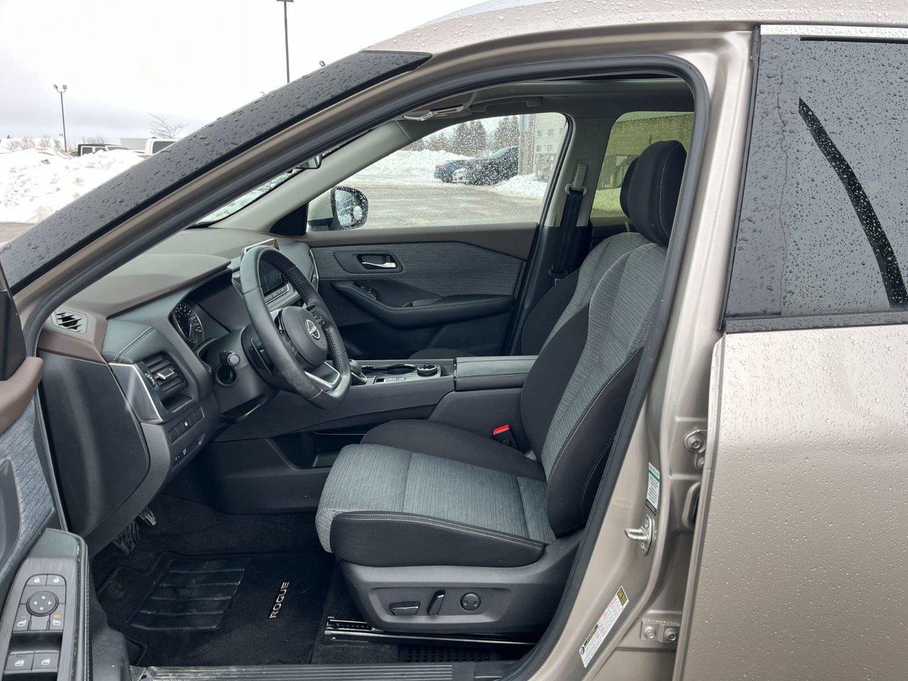 2023 Nissan Rogue SV AWD MOONROOF Photo