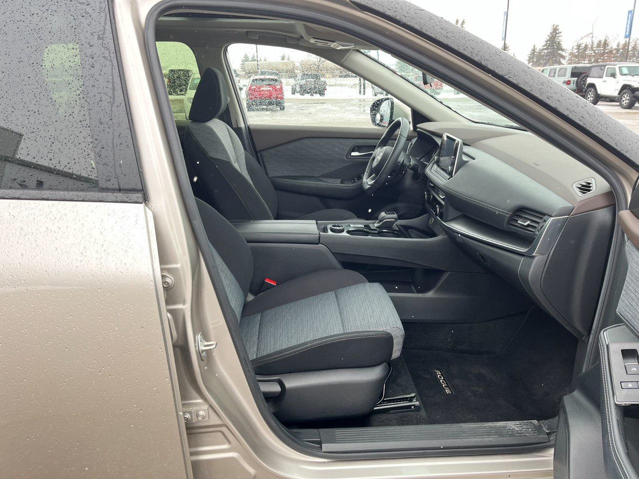 2023 Nissan Rogue SV AWD MOONROOF Photo