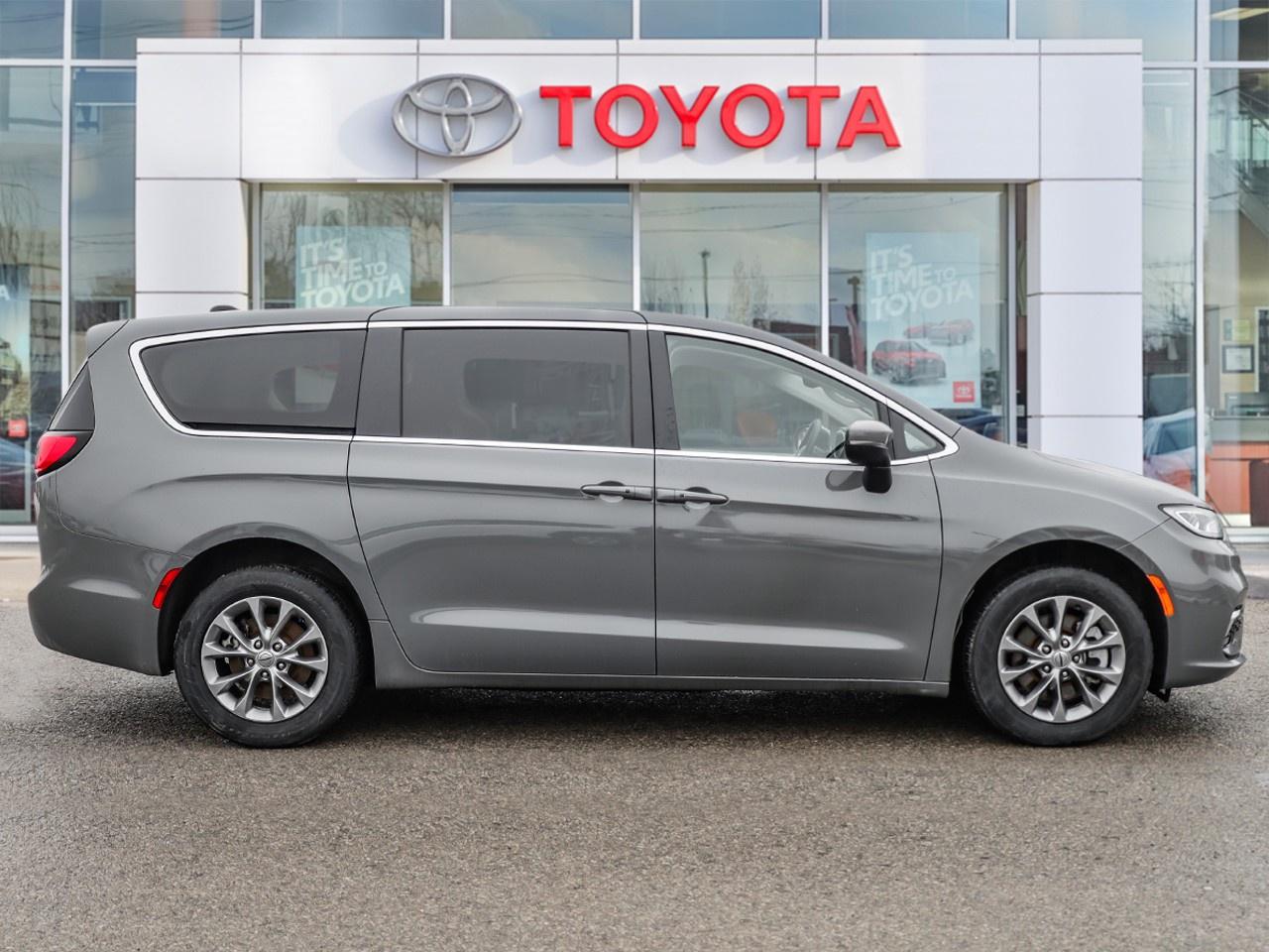 2023 Chrysler Pacifica Touring-L Photo2