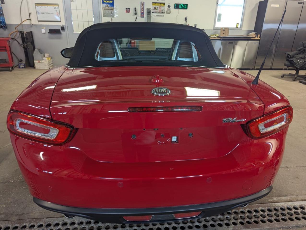 2020 Fiat 124 Spider Lusso WITH LOW LOW KILOMETERS!! Photo4