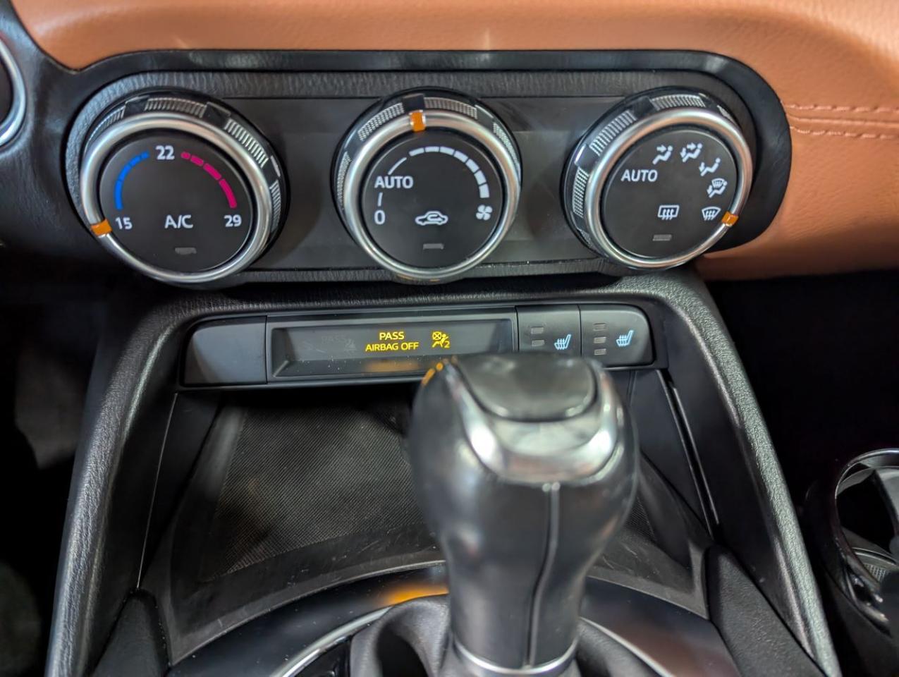 2020 Fiat 124 Spider Lusso WITH LOW LOW KILOMETERS!! Photo