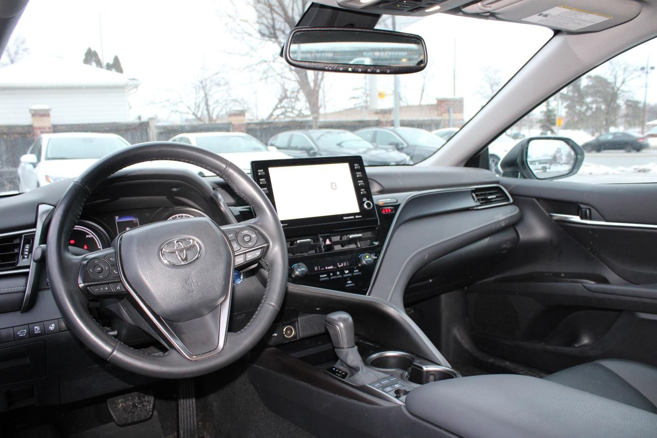 2024 Toyota Camry HYBRID SE Photo