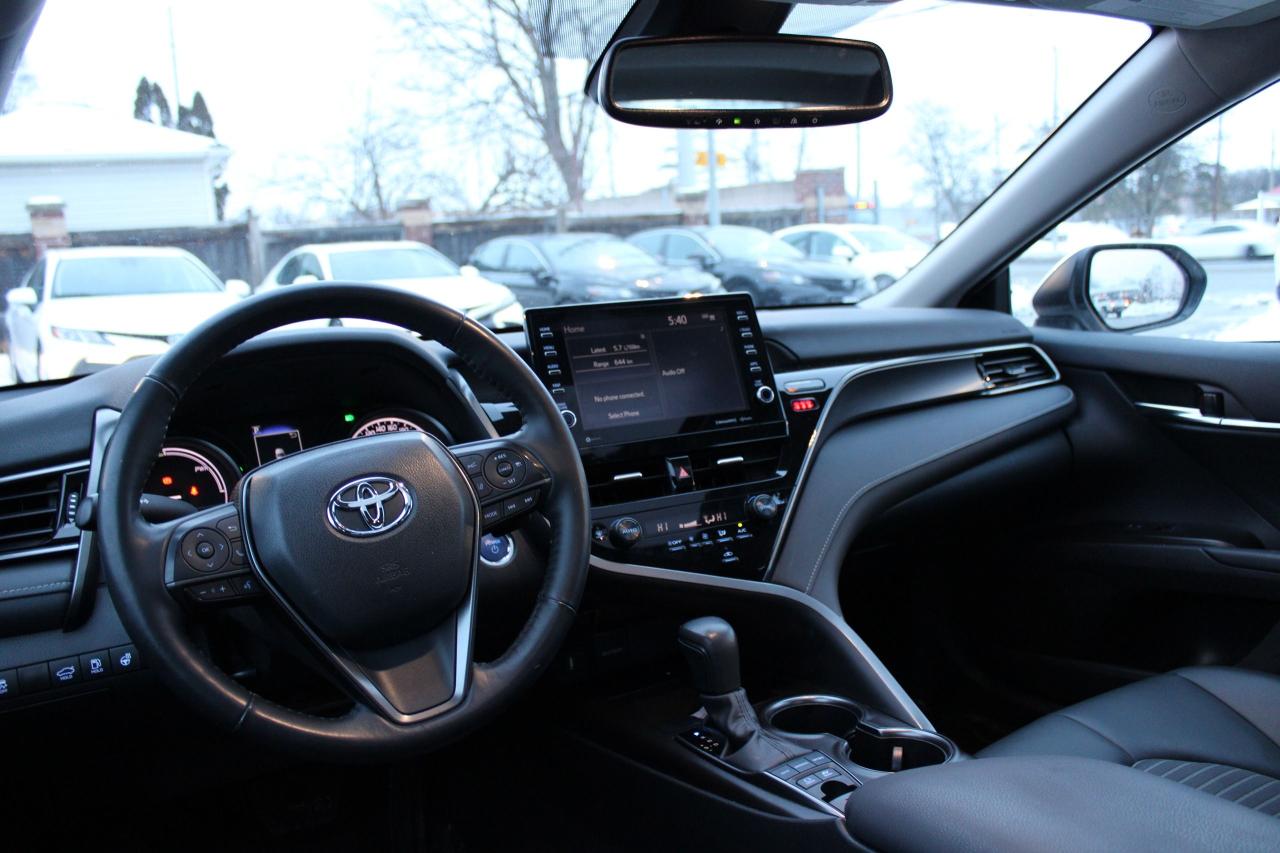 2024 Toyota Camry HYBRID SE Photo