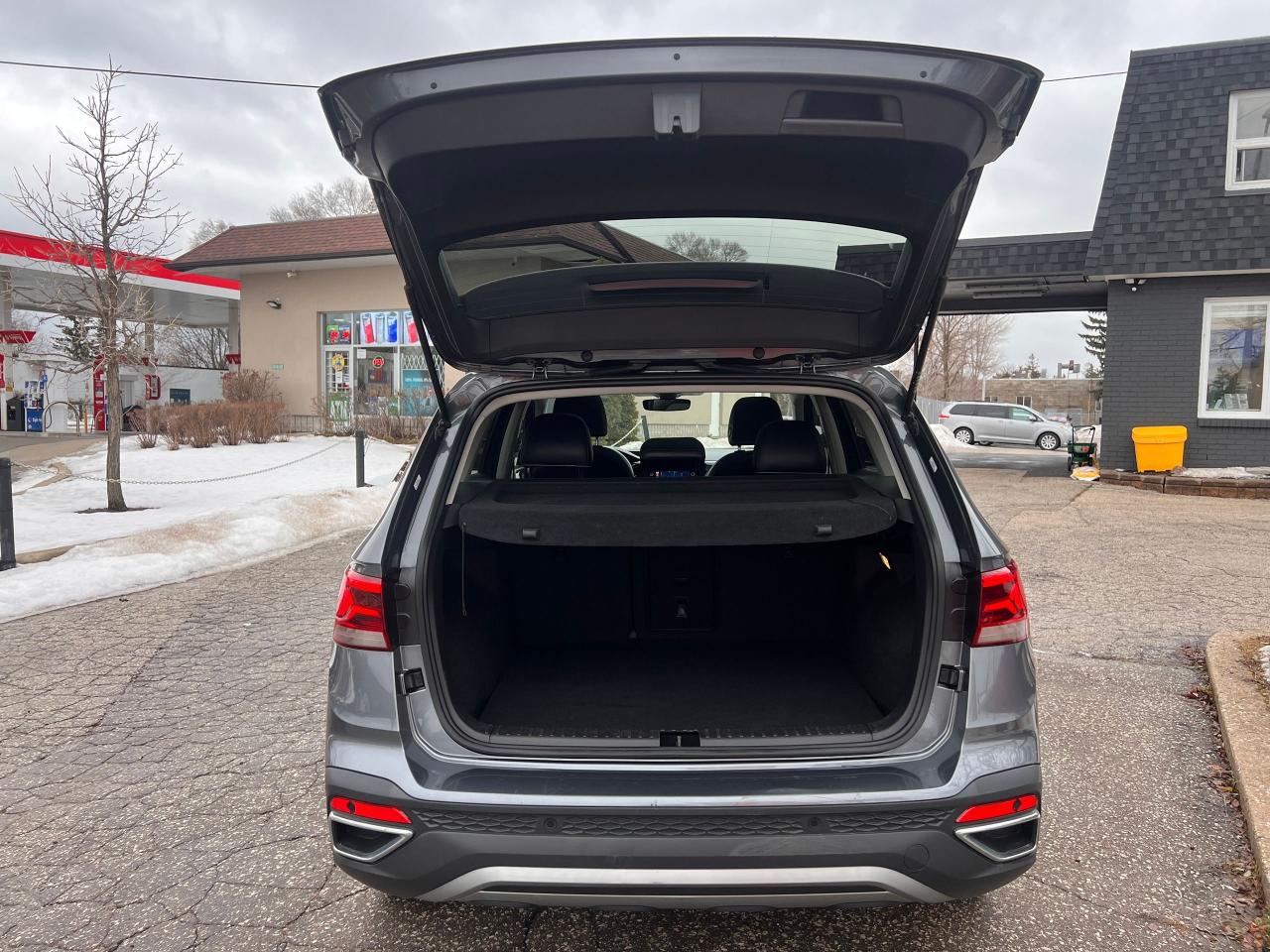 2023 Volkswagen Taos SEL 4MOTION NO ACCIDENTS FULLY LOADED Photo