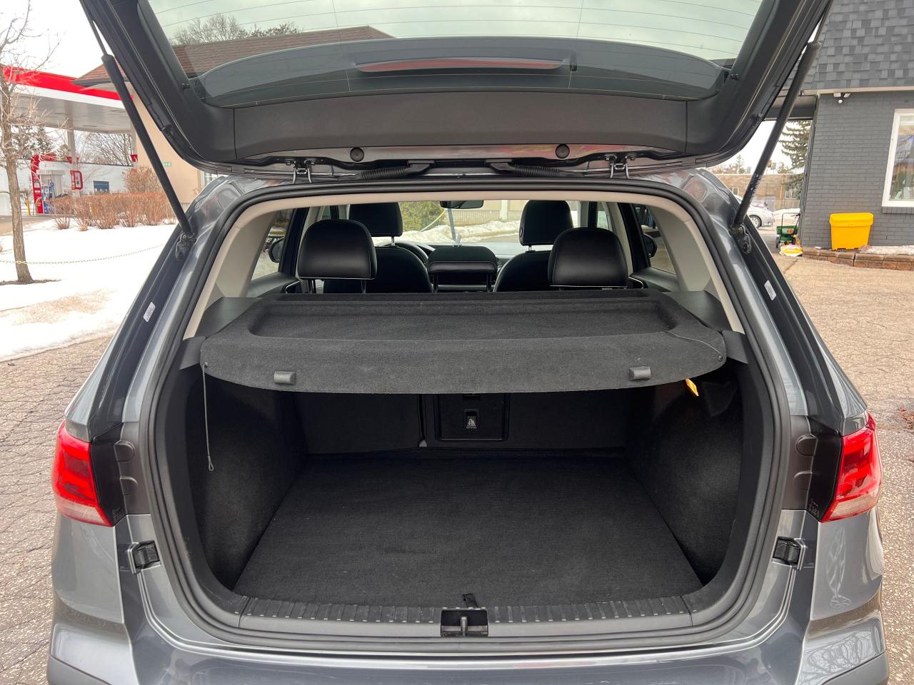 2023 Volkswagen Taos SEL 4MOTION NO ACCIDENTS FULLY LOADED Photo