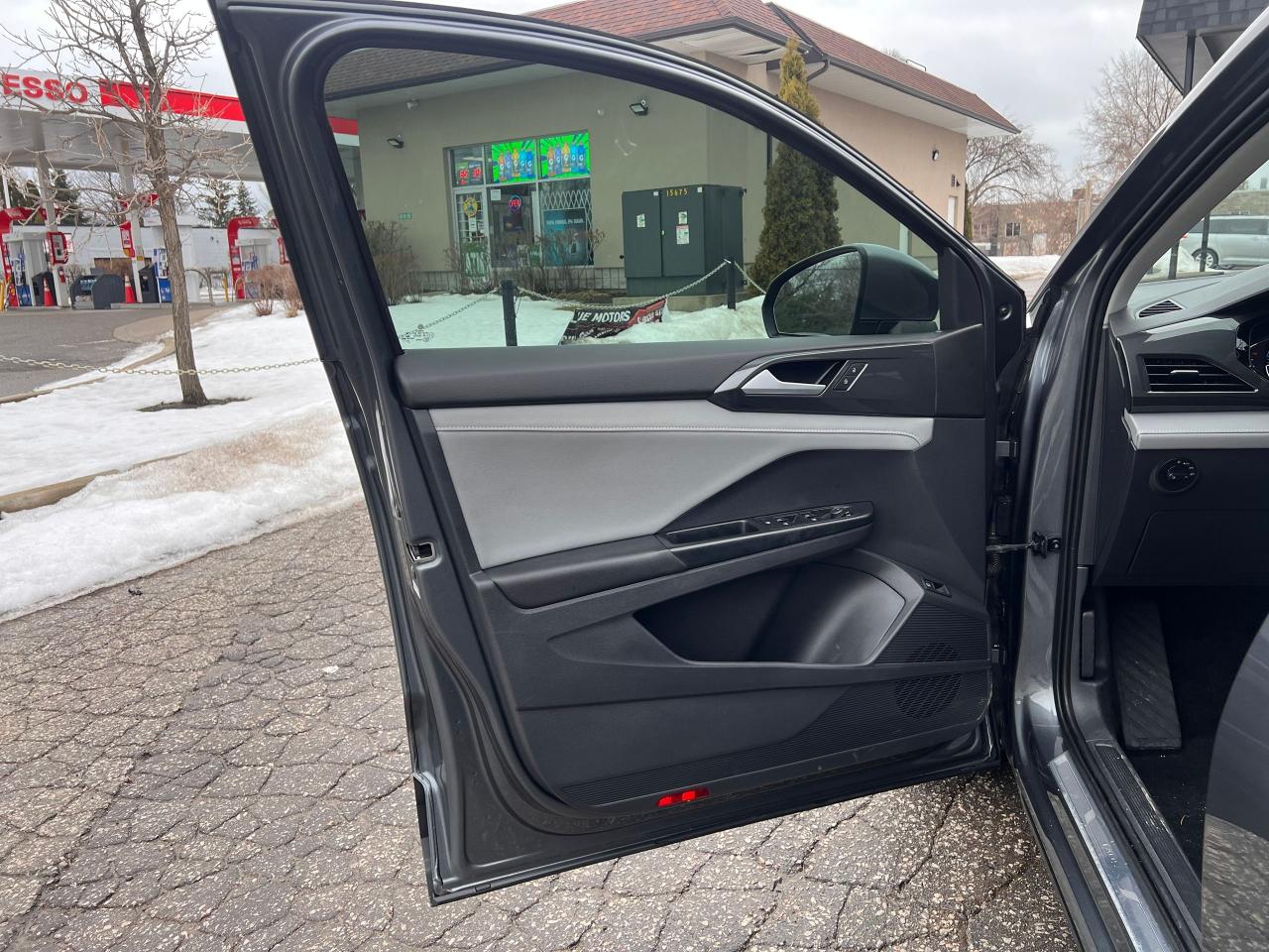 2023 Volkswagen Taos SEL 4MOTION NO ACCIDENTS FULLY LOADED Photo