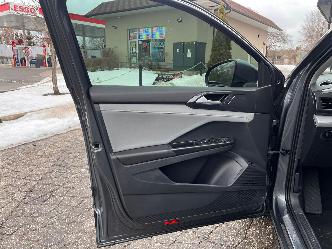 2023 Volkswagen Taos SEL 4MOTION NO ACCIDENTS FULLY LOADED Photo