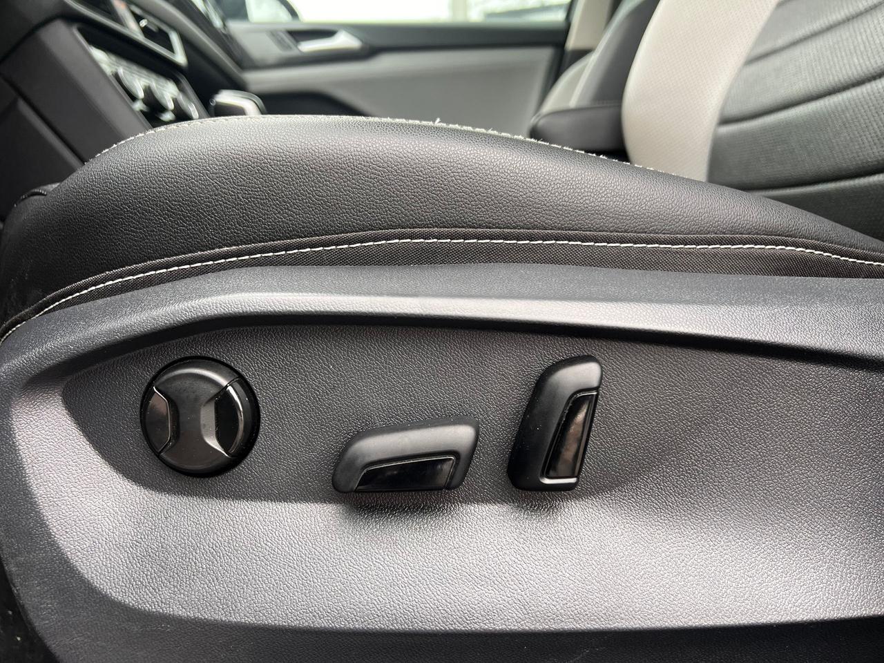 2023 Volkswagen Taos SEL 4MOTION NO ACCIDENTS FULLY LOADED Photo