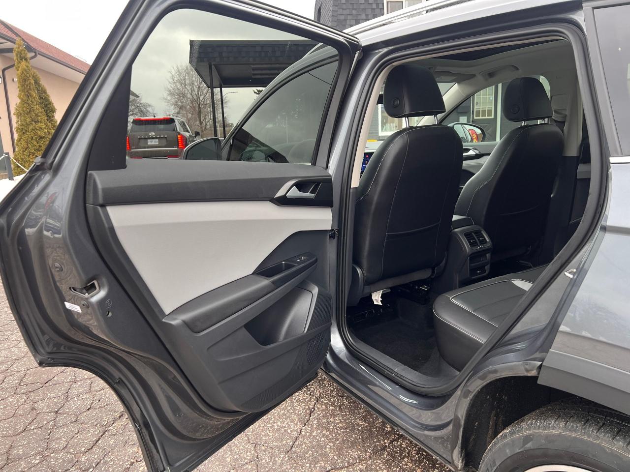 2023 Volkswagen Taos SEL 4MOTION NO ACCIDENTS FULLY LOADED Photo