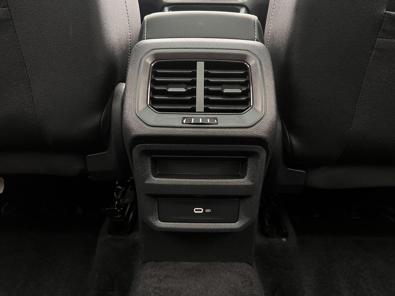 2023 Volkswagen Taos SEL 4MOTION NO ACCIDENTS FULLY LOADED Photo