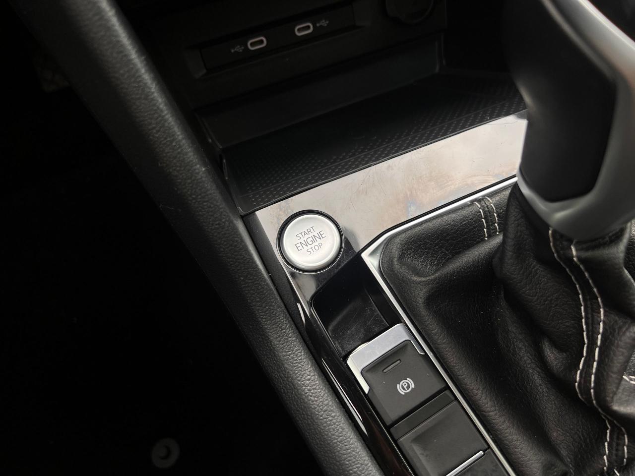 2023 Volkswagen Taos SEL 4MOTION NO ACCIDENTS FULLY LOADED Photo