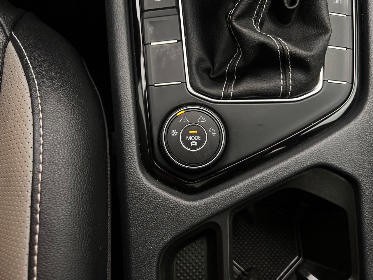 2023 Volkswagen Taos SEL 4MOTION NO ACCIDENTS FULLY LOADED Photo